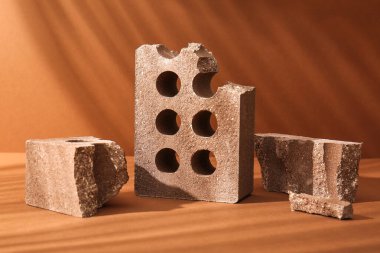 Turuncu arka planda kırık kahverengi tuğla.