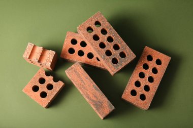 Yeşil arka planda kahverengi tuğlalar