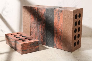 Hafif grunge arkaplanındaki tuğlalar