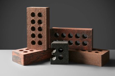 Gri arkaplanda farklı tuğlalar