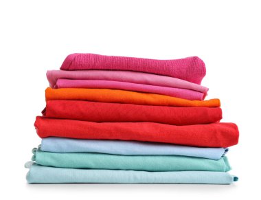 Beyaz arkaplanda izole edilmiş temiz katlanmış giysiler yığını