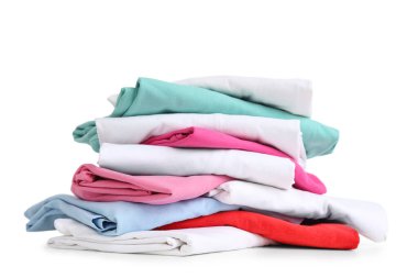 Beyaz arkaplanda izole edilmiş temiz giysi yığını