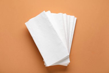 Turuncu arka planda kağıt peçeteler