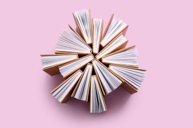 Leylak arkaplanı üzerine kitapları olan kompozisyon