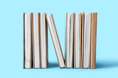 Mavi arkaplan üzerine kitap satırı