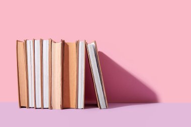 Renkli arkaplan üzerine kitap satırı