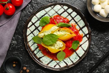 Peynirli, ıspanaklı ve domates soslu doldurulmuş konchiglie makarnası.