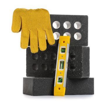 Seviye tuğlalar ve beyaz arka planda eldivenler