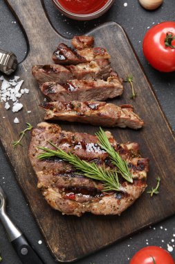 Biberiyeli ızgara biftek ve siyah grunge arkaplan