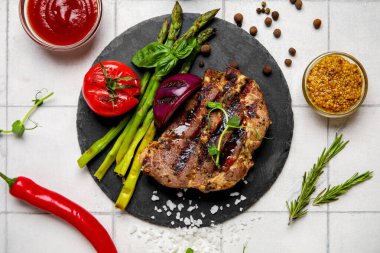 Sebzeli ızgara biftek, Dijon hardalı ve beyaz fayanslı ketçap.