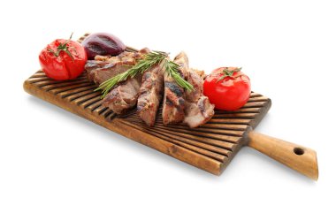 Beyaz arka planda ızgara biftek, domates, biberiye ve soğan.