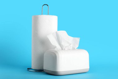 Seramik tutucu ve rulo kağıt peçeteler mavi arkaplanda