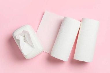 Pembe arka planda seramik tutucu ve rulo kağıt havlu