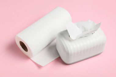 Pembe arka planda seramik tutucu ve rulo kağıt havlu
