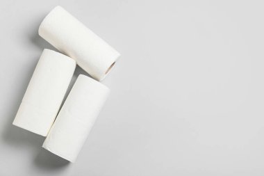Gri arkaplanda kağıt havlu ruloları
