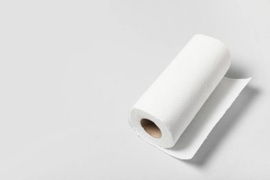 Gri arkaplanda kağıt havlu rulosu