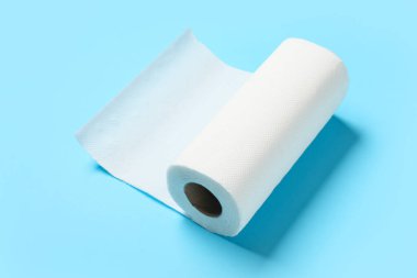 Mavi arkaplanda kağıt havlu rulosu