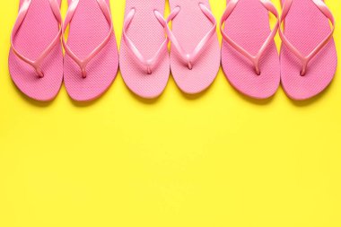 Sarı arka planda pembe parmak arası terlikler