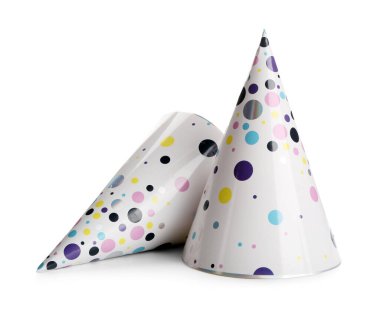Beyaz arka planda parti konisi şapkaları