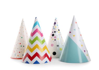 Beyaz arka planda farklı parti şapkaları