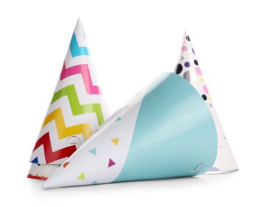 Beyaz arka planda farklı parti şapkaları