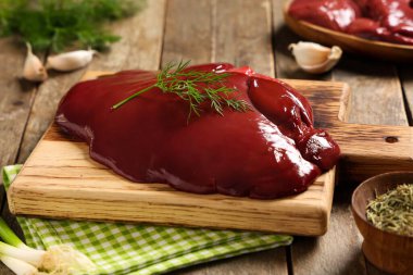 Tahtada çiğ ciğer ve dereotu var.