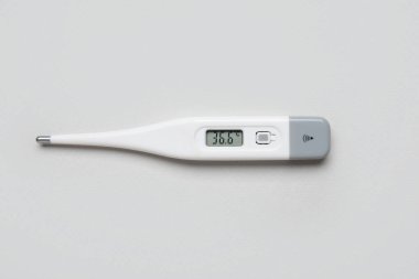 Gri arkaplanda elektronik termometre