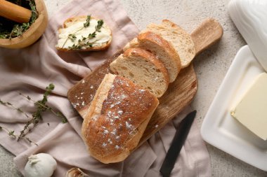 Tereyağlı, sarımsaklı ve kekikli dilimlenmiş ekmek.