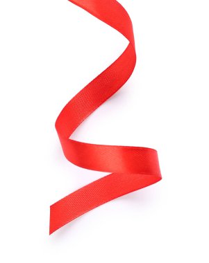 Beyaz arkaplanda kırmızı ipek kurdele