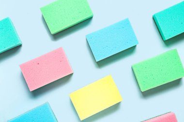 Mavi arkaplanda renkli temizlik süngerleri