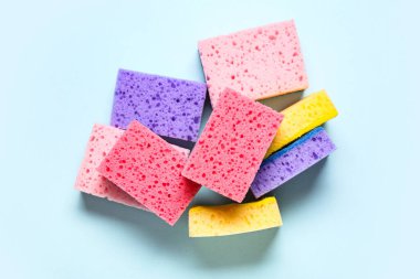 Mavi arkaplanda renkli temizlik süngerleri