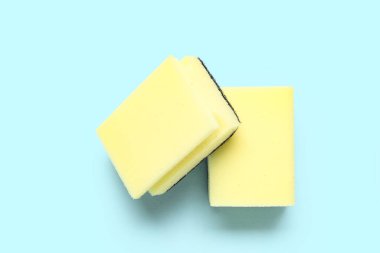 Mavi arkaplanda süngerler temizleniyor