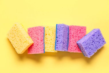 Sarı arkaplanda süngerler temizleniyor