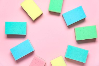 Pembe arka planda renkli temizlik süngerlerinden yapılmış çerçeve