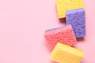 Pembe arka planda süngerler temizleniyor