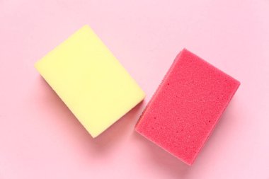 Pembe arka planda süngerler temizleniyor