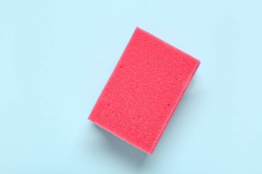 Mavi arkaplanda pembe temizlik süngeri