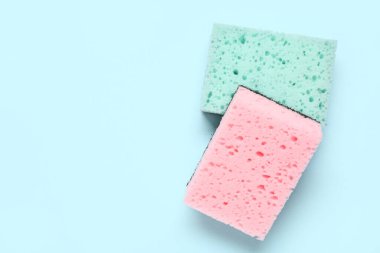 Mavi arkaplanda süngerler temizleniyor