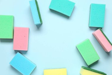 Mavi arkaplanda birçok temizlik süngerinden yapılmış çerçeve