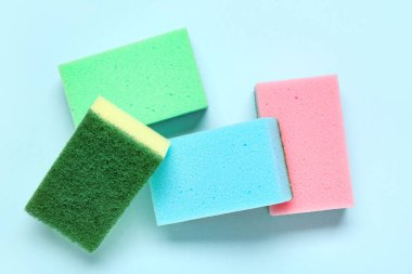 Mavi arkaplanda renkli temizlik süngerleri