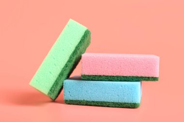 Pembe arka planda süngerler temizleniyor