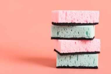 Pembe arka planda temizlik süngeri yığını