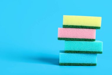 Mavi arkaplanda temizlik süngeri yığını