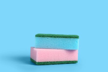 Mavi arkaplanda temizlik için süngerler