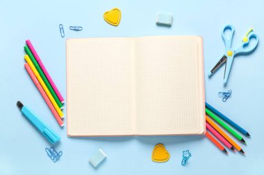 Notebook Kırtasiye üzerinde mavi arka plan ile