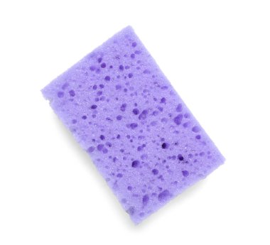 Beyaz arkaplanda mor temizlik süngeri