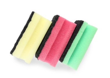 Beyaz arkaplanda renkli temizlik süngerleri