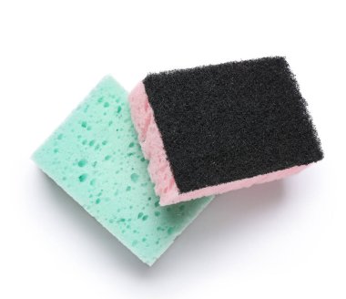 Beyaz arkaplanda süngerleri temizle