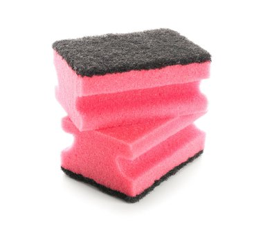 Beyaz arkaplanda pembe temizlik süngerleri