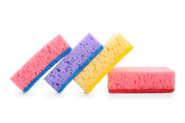 Beyaz arkaplanda süngerleri temizle